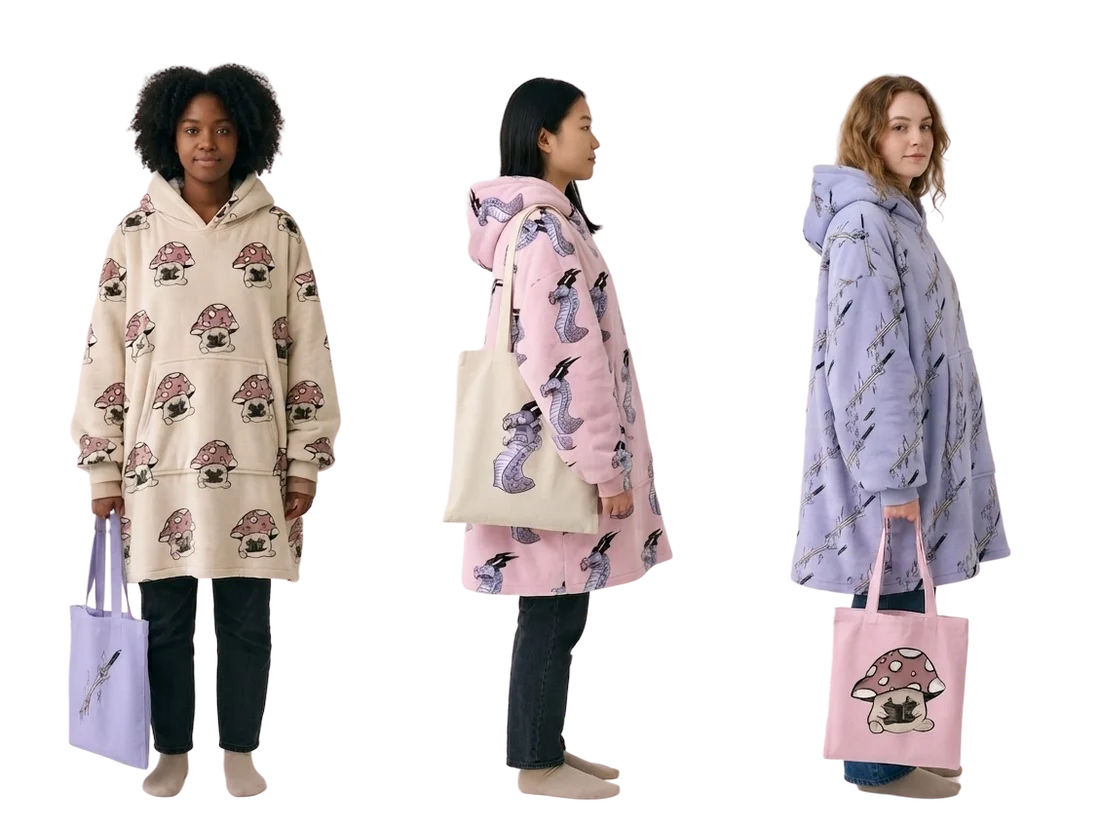 Tre personer i hoodies med svampe-, drage- og sværdmotiv, hver med en mulepose